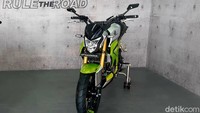 Hanya saja motor terlihat lebih segar berkat penggunaan warna cerah. Paduan warna yang fresh dengan kombinasi warna dark grey, silver dan juga lime green yang membuat motor itu terkesan menyegarkan. Bisa dibilang warna-warna yang jarang dipilih sebagai motor harian, dan menarik sorotan mata alias eyecatching saat di jalan. Foto: Ridwan Arifin