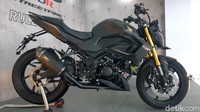  Motor terlihat lebih padat berkat penggunaan ban yang lebih lebar dan besar, sebelumnya ukuran ban depan 100/80 diganti menjadi 120/70, sedangkan ban belakang 130/70 berganti menjadi 150/70 menggunakan ban merek Michellin Pilot Road. Foto: Ridwan Arifin