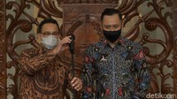 AHY dan Anies diketahui pernah menjadi rival di Pilgub DKI 2017. Kala itu, AHY kalah di putaran pertama sementara Anies akhirnya menduduki kursi gubernur. Setelah bertemu, AHY menyebut Anies sebagai sahabat.