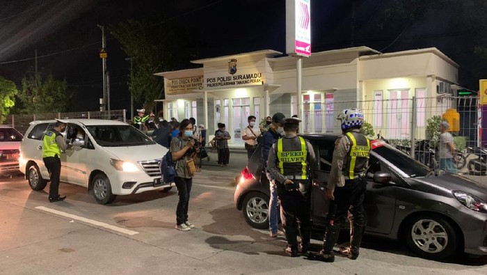 Mudik Dilarang, Mobil Hingga Bus di Suramadu Terpaksa Putar Balik