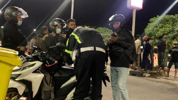 Mudik Dilarang, Mobil Hingga Bus di Suramadu Terpaksa Putar Balik