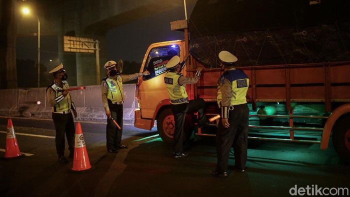 Mudik Resmi Dilarang, Begini Penyekatan di Tol Cikarang Petugas gabungan dari Kepolisian, Dinas Perhubungan dan TNI melakukan penyekatan di kawasan pintu tol Cikarang, Jawa Barat, Kamis (6/5/2021). Polisi menyekat kendaraan di Gerbang Tol (GT) Cikarang Barat, Tol Jakarta-Cikampek atau KM 31 sebagai operasi larangan mudik.