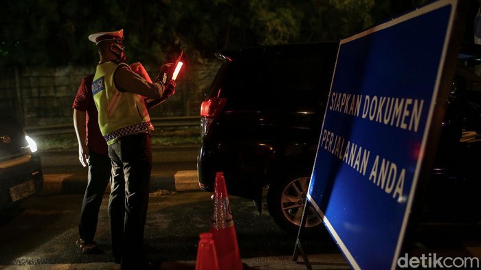 Petugas gabungan dari Kepolisian, Dinas Perhubungan dan TNI melakukan penyekatan di kawasan pintu tol Cikarang, Jawa Barat, Kamis (6/5/2021). Polisi menyekat kendaraan di Gerbang Tol (GT) Cikarang Barat, Tol Jakarta-Cikampek atau KM 31 sebagai operasi larangan mudik.