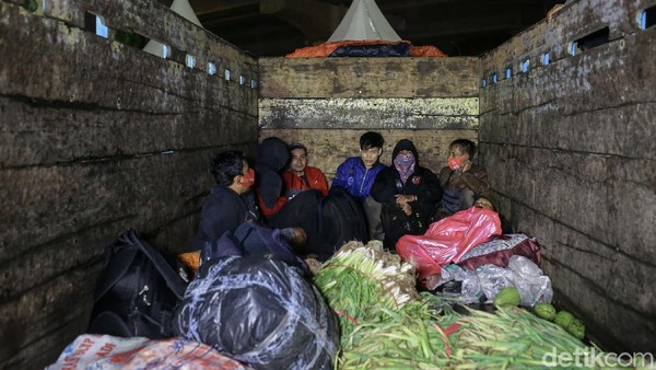 Truk Sayur yang Angkut Pemudik Diamankan di Tol Cikarang Barat