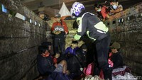Seperti diketehui, truk menjadi salah satu angkutan yang diperbolehkan melintasi penyekatan larangan mudik karena mengangkut logistik. Namun, polisi pun waspada karena terkadang truk digunakan untuk mengangkut pemudik.