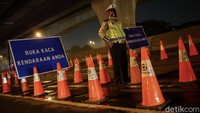 Petugas, khususnya polisi berjaga untuk menghalau pemudik keluar wilayah.
