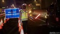 Polisi terus memantau kendaraan yang akan melintas di tol Cikarang.