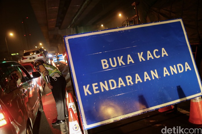 Petugas gabungan dari Kepolisian, Dinas Perhubungan dan TNI melakukan penyekatan di kawasan pintu tol Cikarang, Jawa Barat, Kamis (6/5/2021). Polisi menyekat kendaraan di Gerbang Tol (GT) Cikarang Barat, Tol Jakarta-Cikampek atau KM 31 sebagai operasi larangan mudik.