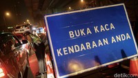 Jika ada masyarakat yang masih mencoba untuk mudik, para petugas akan mengeluarkan kendaraan mereka dari jalan tol.