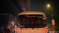 Dalam operasi ini, kendaraan pengangkut logistik diarahkan untuk melintas di lajur kanan. Kendaraan ini dibolehkan untuk terus melaju tanpa perlu diperiksa polisi.