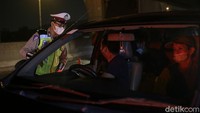 Sedangkan kendaraan pengangkut penumpang seperti mobil pribadi hingga bus diarahkan untuk melaju di lajur kiri. Kendaraan ini lah yang diberhentikan untuk kemudian diperiksa oleh polisi.