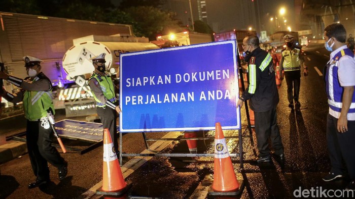 Mudik Resmi Dilarang, Begini Penyekatan di Tol Cikarang Petugas gabungan dari Kepolisian, Dinas Perhubungan dan TNI melakukan penyekatan di kawasan pintu tol Cikarang, Jawa Barat, Kamis (6/5/2021). Polisi menyekat kendaraan di Gerbang Tol (GT) Cikarang Barat, Tol Jakarta-Cikampek atau KM 31 sebagai operasi larangan mudik.