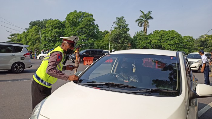 Nekat Masuk Surabaya, Sejumlah Kendaraan Diputarbalik di Bundaran Waru