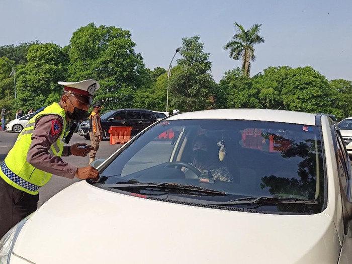 Nekat Masuk Surabaya, Sejumlah Kendaraan Diputarbalik di Bundaran Waru