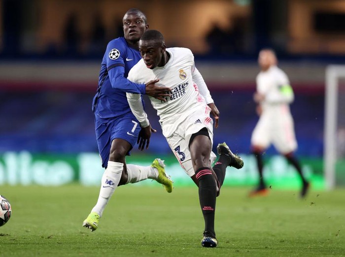 LONDON, ENGLAND - MAY 05: Ferland Mendy of Real Madrid battles for possession with Ngolo Kante of Chelsea during the UEFA Champions League Semi Final Second Leg match between Chelsea and Real Madrid at Stamford Bridge on May 05, 2021 in London, England. Sporting stadiums around Europe remain under strict restrictions due to the Coronavirus Pandemic as Government social distancing laws prohibit fans inside venues resulting in games being played behind closed doors. (Photo by Clive Rose/Getty Images)