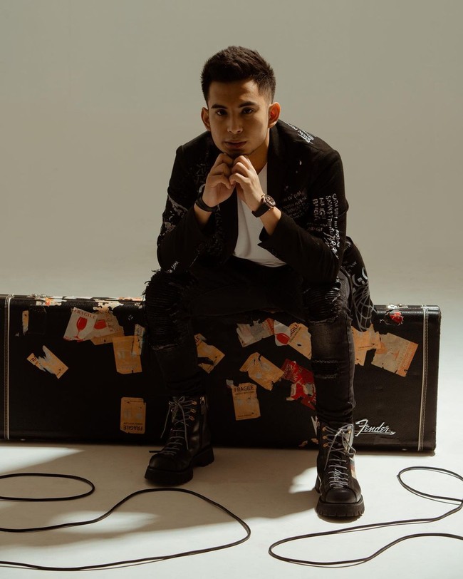 OkinTak banyak yang tahu bahwa Zara pernah dekat dengan Okin atau Niko Al Hakim sebelum muncul sebuah video yang diduga menampilkan kemesraan mereka. Dalam video yang viral, sosok mirip mereka tampak sedang berciuman yang membuat nama keduanya jadi trending. Foto: dok. Kawula Music/ Okin