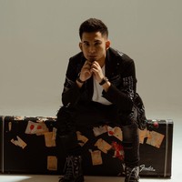 OkinTak banyak yang tahu bahwa Zara pernah dekat dengan Okin atau Niko Al Hakim sebelum muncul sebuah video yang diduga menampilkan kemesraan mereka. Dalam video yang viral, sosok mirip mereka tampak sedang berciuman yang membuat nama keduanya jadi trending. Foto: dok. Kawula Music/ Okin