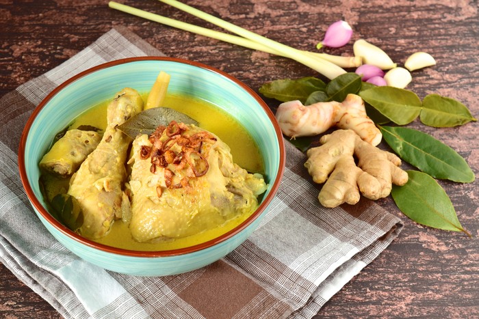 Opor ayam. Indonesian chicken curry