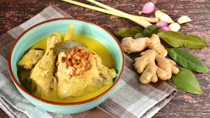 Opor ayam. Indonesian chicken curry