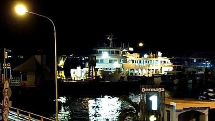 Pada hari pertama pemberlakukan larangan mudik lebaran 2021, PT ASDP Indonesia Ferry Cabang Ketapang Banyuwangi, Jawa Timur, mengurangi jumlah operasional kapal