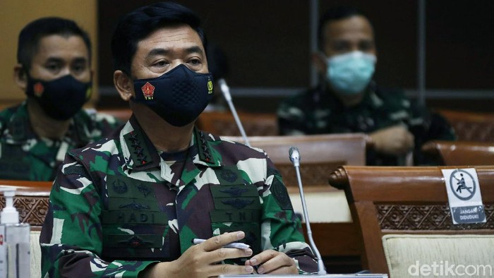 Panglima TNI Curhat Evaluasi Alutsista di DPR Komisi I DPR RI menggelar rapat kerja bersama Panglima TNI, Marsekal Hadi Tjahjanto dan Kepala Staf TNI AL (KSAL), Laksamana Yudo Nugroho di DPR.