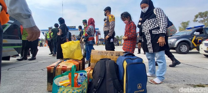 Para pemudik asal Jakarta yang terciduk penyekatan di Tol Tegal diturunkan. Ada total 10 travel gelap yang diamankan Polres Tegal di hari pertama larangan mudik 2021, Kamis (6/5/2021).