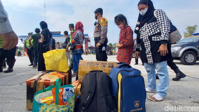 Para pemudik asal Jakarta yang terciduk penyekatan di Tol Tegal diturunkan. Ada total 10 travel gelap yang diamankan Polres Tegal di hari pertama larangan mudik 2021, Kamis (6/5/2021).