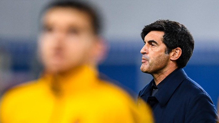 GENOA, ITALY - MAY 2: Paulo Fonseca head coach of Roma (R) enters the pitch before the Serie A match between UC Sampdoria and AS Roma at Stadio Luigi Ferraris on May 2, 2021 in Genoa, Italy. (Photo by Getty Images)