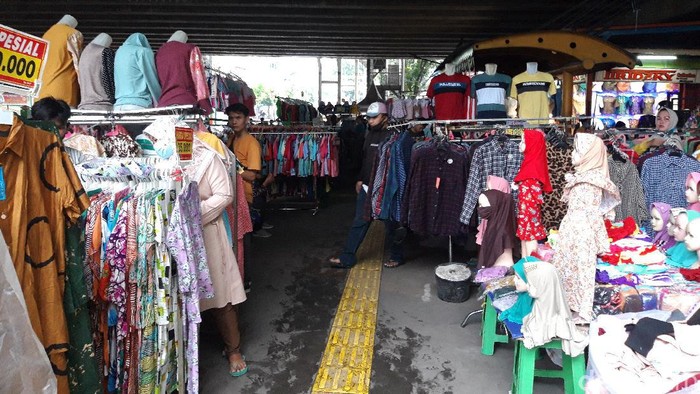 Pedagang Tanah Abang gelar lapak di trotoar.