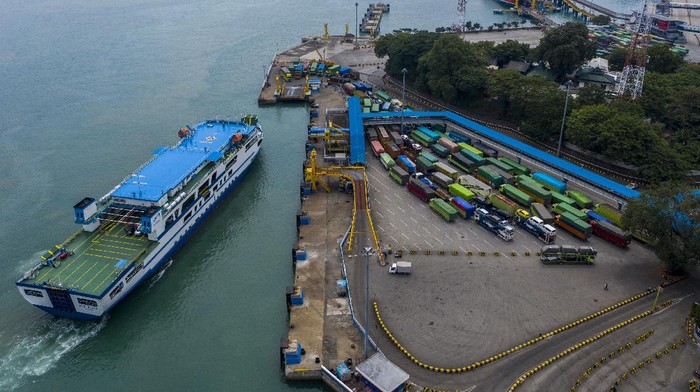 PELABUHAN MERAK DITUTUP UNTUK PEMUDIK Foto aerial suasana sepi Pelabuhan Merak saat hari pertama larangan mudik lebaran 2021, di Banten, Kamis (6/5/2021). Pelabuhan Merak menghentikan pelayanan penyeberangan bagi pemudik hingga 17 Mei 2021 dan hanya akan melayani penyeberangan untuk distribusi logistik atau kebutuhan pokok serta penumpang yang berizin khusus sebagai upaya mengantisipasi risiko peningkatan kasus penularan COVID-19 saat Hari Raya Idul Fitri 1442 H. ANTARA FOTO/Galih Pradipta/foc.