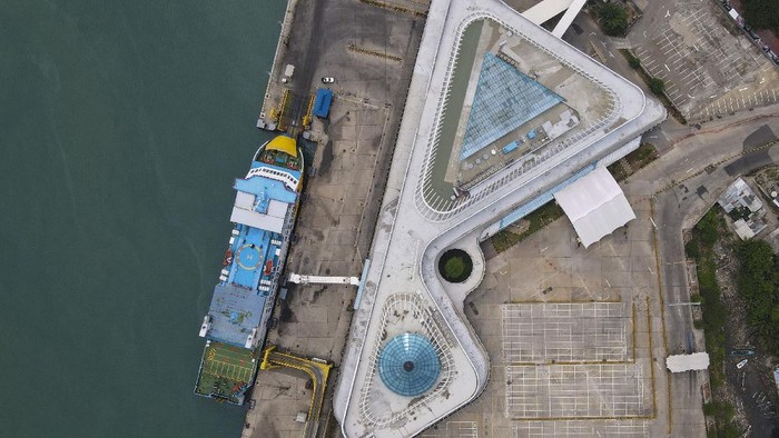 Foto aerial suasana sepi Pelabuhan Merak saat hari pertama larangan mudik lebaran 2021, di Banten, Kamis (6/5/2021). Pelabuhan Merak menghentikan pelayanan penyeberangan bagi pemudik hingga 17 Mei 2021 dan hanya akan melayani penyeberangan untuk distribusi logistik atau kebutuhan pokok serta penumpang yang berizin khusus sebagai upaya mengantisipasi risiko peningkatan kasus penularan COVID-19 saat Hari Raya Idul Fitri 1442 H. ANTARA FOTO/Galih Pradipta/foc.