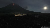 Dua jalur aliran lava pijar Gunung Merapi terpantau melalui aliran Sungai Boyong dan Sungai Krasak Sleman, Yogyakarta. Pada periode pukul 18.00 - 06.00 (5/5/2021 - 6/5/2021) tercatat kegempaan guguran sebanyak 98 kali, dan delapan kali gempa fase banyak.