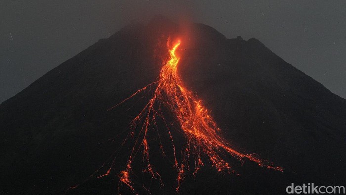 Gunung Merapi mengeluarkan lava pijar terlihat dari Srumbung, Magelang, Jawa Tengah, Kamis (6/5/2021). Berdasarkan pengamatan BPPTKG, pada pukul 18.00 tanggal 5 Mei 2021 hingga pukul 06.00 tanggal 6 Mei 2021 Gunung Merapi mengeluarkan lava pijar sebanyak 22 kali, dengan jarak luncur maksimal 1.600 meter ke arah barat daya.