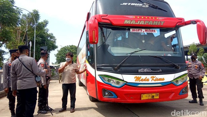 Penyekatan di jalur Pantura, Kecamatan Sarang, Rembang, perbatasan Jateng-Jatim, Kamis (6/5/2021).