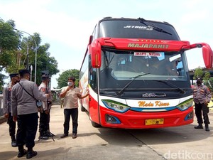 Dihadang di Rembang, Puluhan Kendaraan Dipaksa Balik ke Jatim