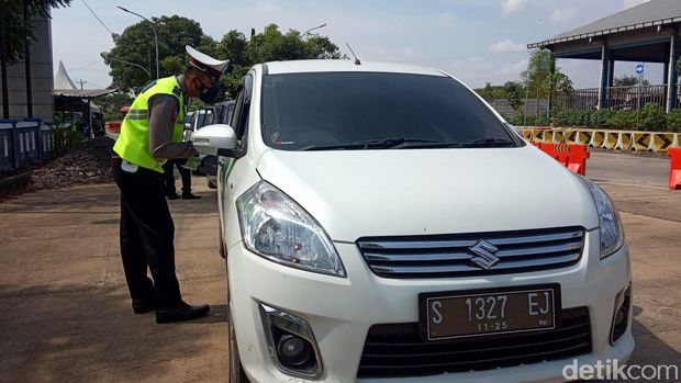 Penyekatan di jalur Pantura, Kecamatan Sarang, Rembang, perbatasan Jateng-Jatim, Kamis (6/5/2021).