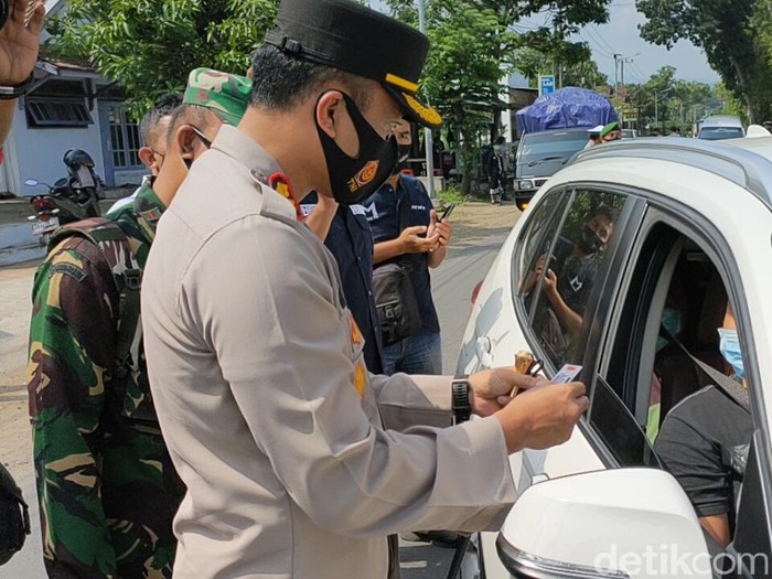 Penyekatan larangan mudik antara Kediri dan Malang di hari pertama, di perbatasan  Kabupaten Kediri dan Kota Batu Malang masih didominasi masyarakat yang bekerja dan warga akan belanja kepentingan lebaran.