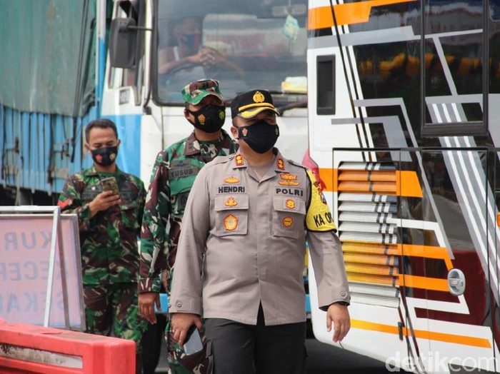 Sebanyak 20 titik penyekatan didirikan di Kabupaten Malang. Penyekatan termasuk menutup jalur tikus.