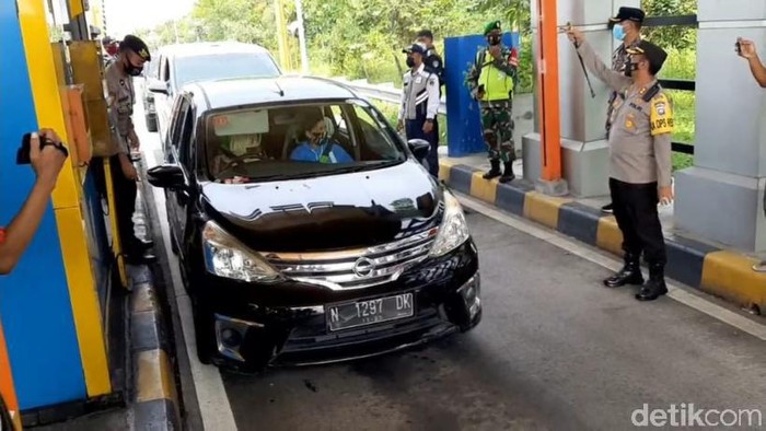 Ada beberapa titik penyekatan terkait larangan mudik 2021 di Pasuruan. Salah satunya di exit Tol Pasuruan.