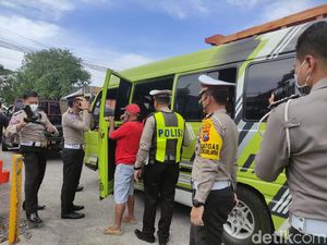 Di Simpang Tiga Gempol, Pasuruan dan Sidoarjo Berjibaku Halau Pemudik