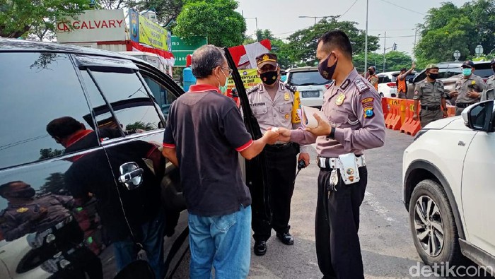 Penyekatan hari pertama larangan mudik lebaran, sejumlah kendaraan non plat L diputar balikkan di Exit Tol Gunungsari.