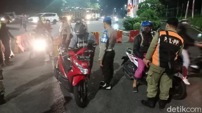 Penyekatan terkait larangan mudik mulai diberlakukan di Surabaya sejak pukul 00.00 WIB. Akses masuk ke Kota Pahlawan diperketat.
