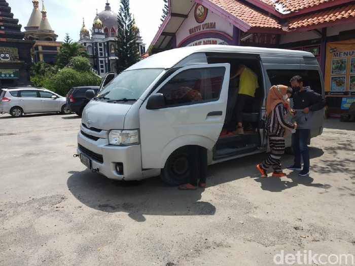 Sebuah travel gelap diamankan di perbatasan Jatim-Jateng di Tuban. Saat dilakukan rapid test, sopirnya reaktif.
