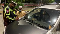 Saat diperiksa petugas, puluhan mobil terpaksa putar balik. Pasalnya, mereka tidak memiliki surat izin untuk bisa menuju ke Bangkalan, Madura. Surat izin yang dimaksud yakni surat pekerjaan, surat keterangan bebas COVID-19. 