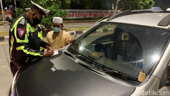 Pemerintah melarang mudik 2021 mulai hari ini Kamis (6/5). Puluhan mobil serta bus terpaksa harus putar balik di pos penyekatan Suramadu arah Surabaya-Bangkalan.