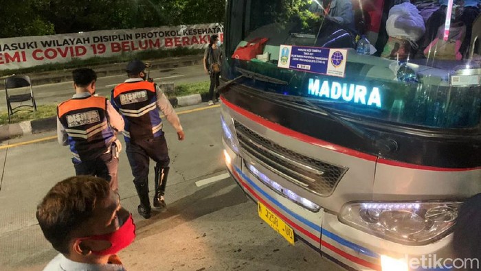 Pemerintah melarang mudik 2021 mulai hari ini Kamis (6/5). Puluhan mobil serta bus terpaksa harus putar balik di pos penyekatan Suramadu arah Surabaya-Bangkalan.