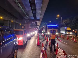372 Kendaraan Diputar Balik di Pos Penyekatan Tol Cikarang Barat