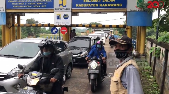 Penyekatan Mudik di Jembatan Cibeet Karawang Bikin Macet Panjang!