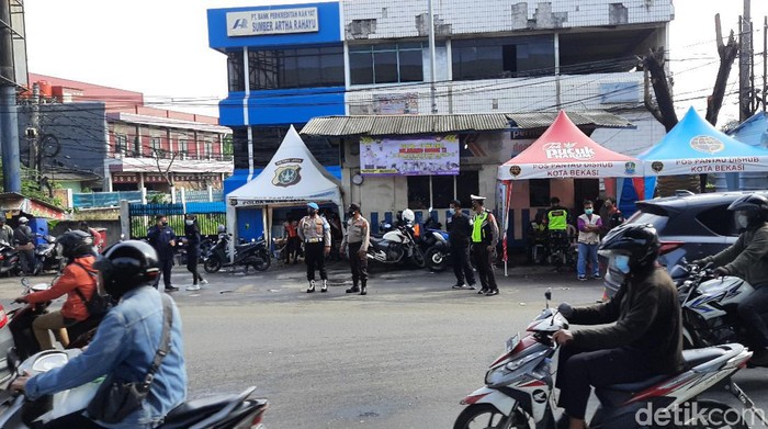 Kapolsek Bekasi Kota Kompol Armayni meninjau titik penyekatan di Sumber Artha Bekasi