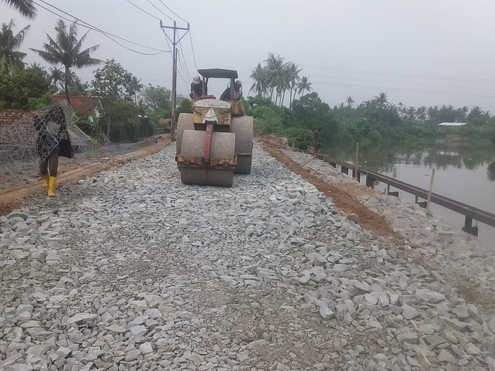 Perbaikan Jl Tanjung Burung Kabupaten Tangerang yang longsor. (Dok Pemkab Tangerang)